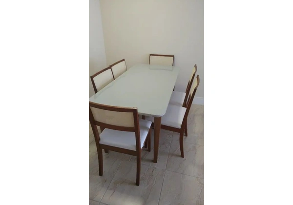 MESA COM PÉS DE MADEIRA p/ 6 CADEIRAS - ÓTIMA OPORTUNIDADE - MENOS DE 1 ANO DE USO.