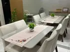Mesa de jantar sem as cadeiras