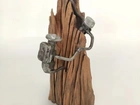Alpinista, escultura feita a mão com material sustentável