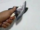 Faca coureadeira cabo em osso feito de disco de arado forjada e temperada com bainha