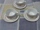 Jogo de porcelana com 3 xícaras, 3 pires