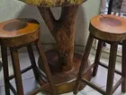 Conjunto de mesa e Banquetas em Madeira Maciça