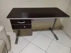Mesa de escritorio espaçosa usada
