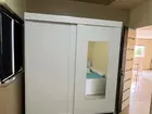 Guarda roupas de duas portas com espelho