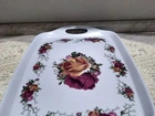 Bandeja decorada com flores.