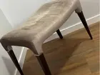 Banqueta com pés de madeira