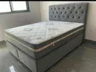 Cama cinza tamanho Queen size completa