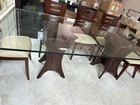 Mesa com tampo de vidro e 8 cadeiras