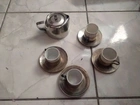 Jogo de café com xícaras de inox e porcelana