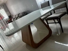 mesa de jantar Lírios em vidro e madeira.
