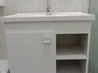 Gabinete de banheiro com torneira e espelheira