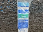 Tábua de passar roupa azul com pés de proteção