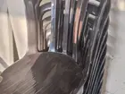 Cadeira de plástico cor preta Bistrô lindas., suporta até 182kg.