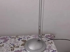 Luminária de mesa articulável.
