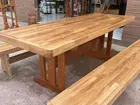 Mesa em madeira com bancos