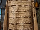 Blusa de Tricô Bege com Detalhes em dourado