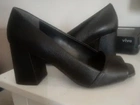 Sapato Feminino (Tamanho 35) Preto em Couro Marca Loucos e Santos