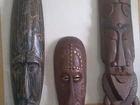 03 MÁSCARAS AFRICANAS TRIBAIS ? 02 medem -? 100cm ? 01 mede -? 47 cm