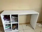 Escrivaninha branca com prateleiras