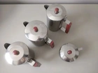 Conjunto de açucareiro com colher e três leiteiras em inox