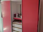 Guarda roupa branco com rosa