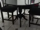 mesa de madeira com tampo de vidro