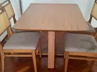mesa em Madeira com 4 Cadeiras Estofadas