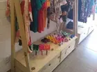 Arara Para roupas com gavetas de madeira