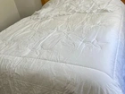 Edredom branco com detalhes em lese