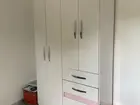 Guarda roupas pouquíssimas marcas de uso.