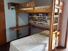 Cama alta solteiro de madeira com escrivaninha