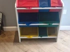 Organizador colorido para brinquedos.