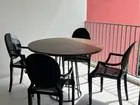 mesa de jantar redonda com 4 cadeiras pretas