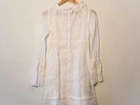 vestido branco romântico com renda e bordado, com estética vintage