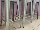 Trio banquetas altas de metal.