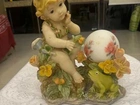 Uma peça de resina angelical para decoração do lar .