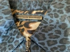 Jaqueta de couro com estampa de leopardo