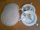2 luminárias com 30 cm de diâmetro e 2 lampadas cada.