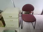 Cadeira e gaveteiro