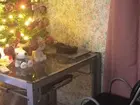mesa de computador ou escrivaninha em tampos fé vidro com detalhes e cadeira vai junto