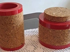 Balde para gelo e camisinha.