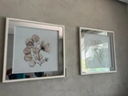 2 Quadros de vidro 77x 77 decorativo com flor em tons neutros