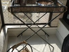 Aparador de Ferro com Tampo de Vidro + Cesta de Vime - Conjunto para Decoração
