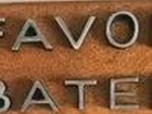 Placa indicativa - Favor Bater - em madeira e letras em resina imitando metal