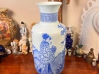 Antigo vaso em porcelana branca opaca.