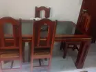 Mesa de jantar retangular com tampão de vidro e 6 cadeiras, com marcas de uso mas em ótimo