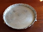 Antiga bandeja de prata espessa e decorada.