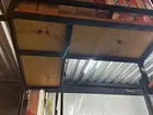 Estante suspensa de ferro c/ madeira de demolição.