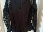 Blusa de manga tulê