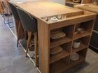 Mesa de jantar com estante integrada